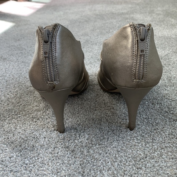 Gold Heels - Picture 5 of 6